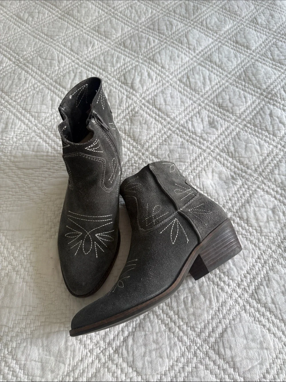 Lucky Brand LK-FLORINIAH Gray Suede Western Ankle Boots US7 Contrast Stitching - Picture 2 of 12
